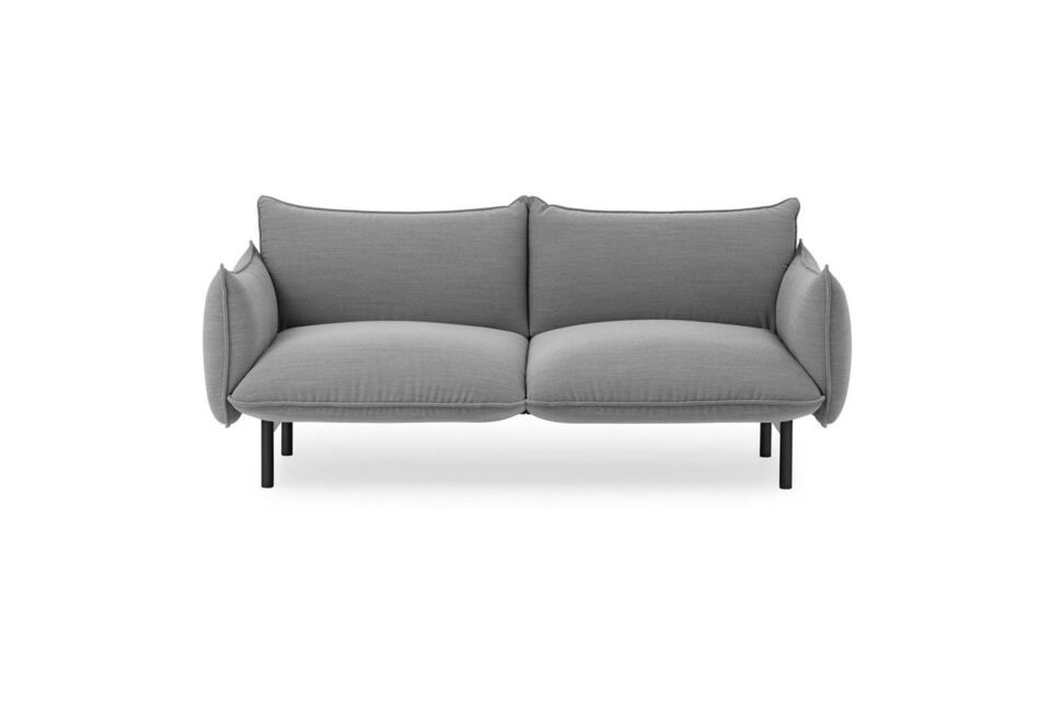 Dieses 2-Sitzer-Sofa mit grauem Stoffbezug von Ark ist bequem und modern
