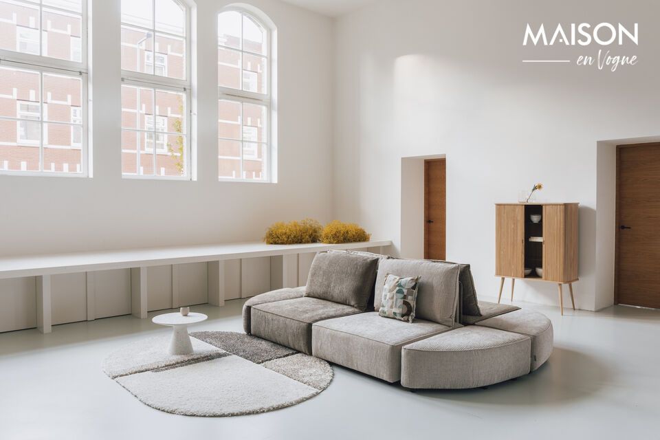 Dieses Sofa zeichnet sich durch seinen weichen Rippenstoff mit seidigem Finish aus