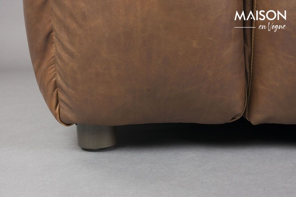 Mit einem Hauch von diskreter Eleganz erinnert das Sofa Hackman an den Charme des Designs der 70er