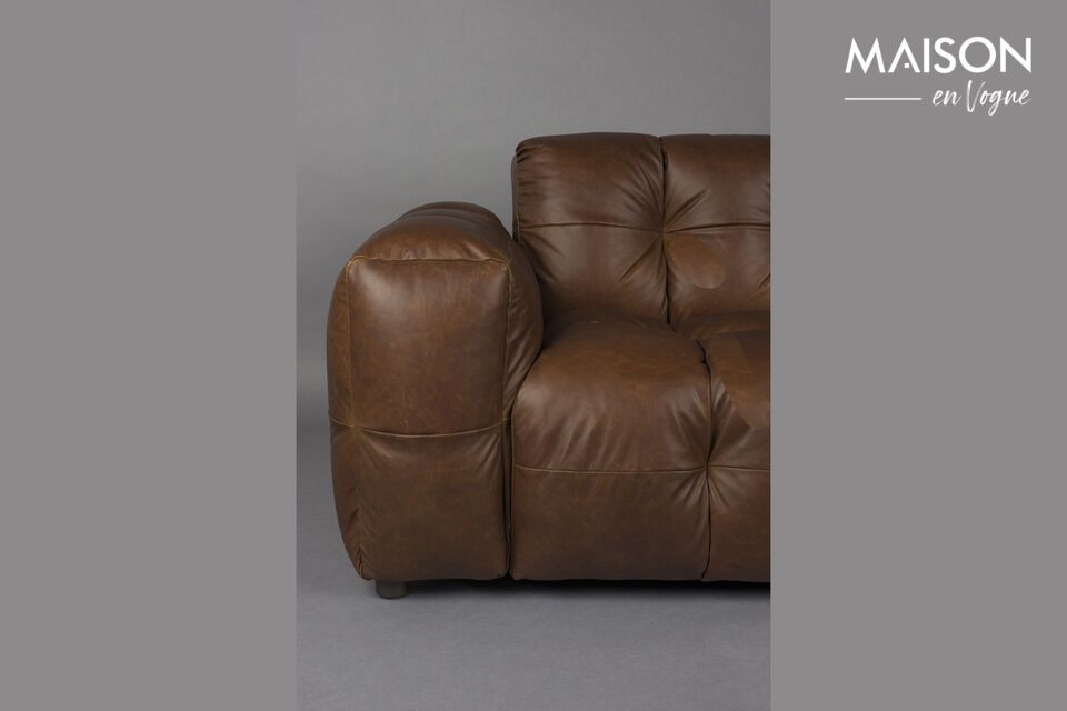 Dieses Sofa mit seinem satten braunen Kleid steht für die Authentizität von Rindsleder