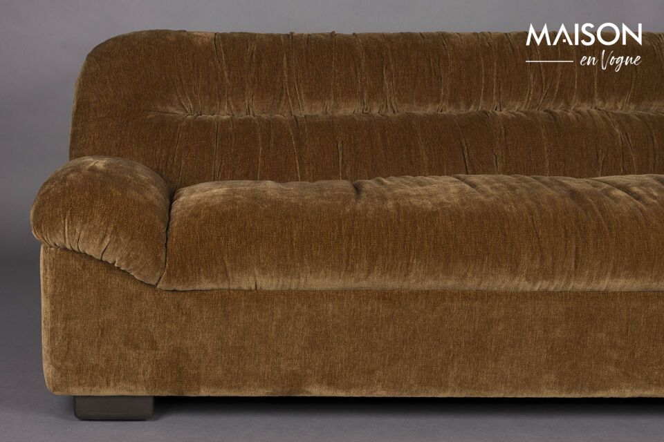 Die abgerundeten Formen und die dunklen Holzbeine verleihen dem Sofa einen Hauch von Raffinesse und