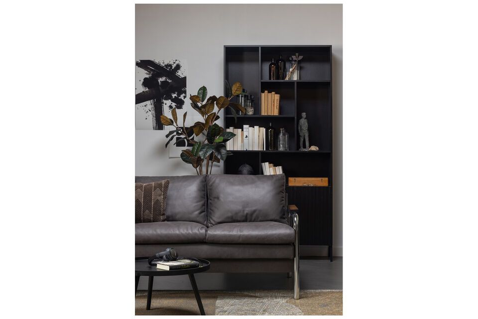 Dieses dreisitzige Sofa besticht durch sein originelles Design