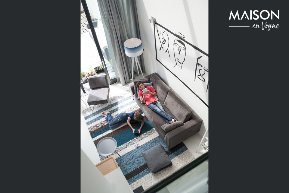 Der Komfort und die Zweckmäßigkeit eines Sofas, das Tradition und Moderne verbindet