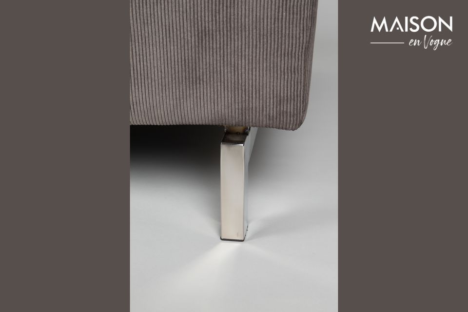Dieser traditionelle Look wird durch verchromte Metallbeine modernisiert