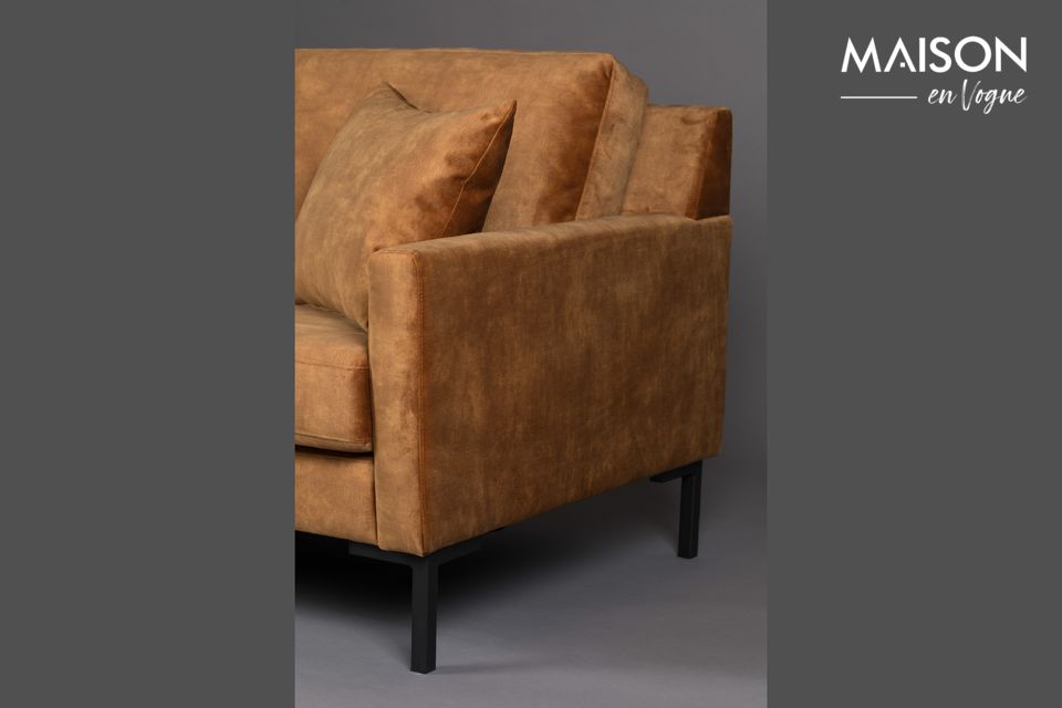Das Sofa ist mit seinen Metallbeinen und der Kiefernholzstruktur stabil und kann schwere Lasten