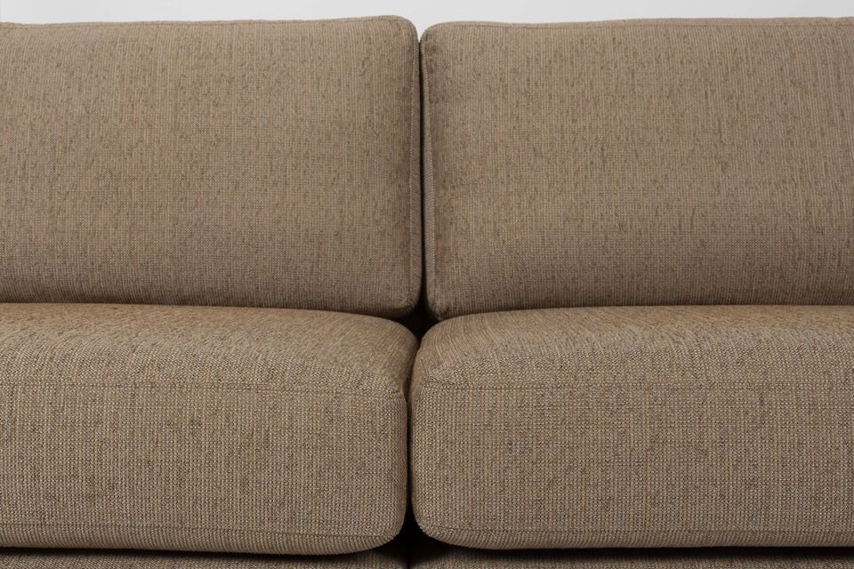 Mit einer Höhe von 85 cm integriert es Sitzflächen