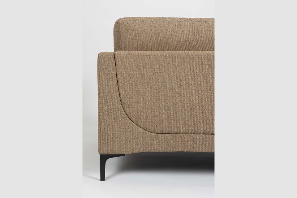 Das in Europa hergestellte Sofa zeugt von der Handwerkskunst und dem Fachwissen europäischer