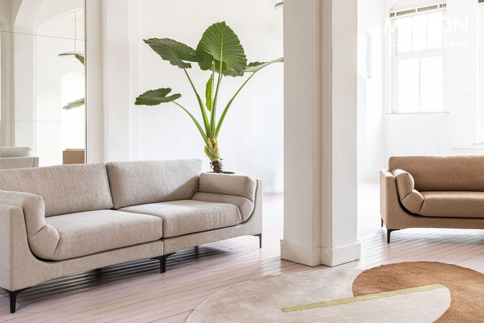 Mit seinen großzügigen Abmessungen von 256 cm Länge und 99 cm Tiefe bietet dieses Sofa einen