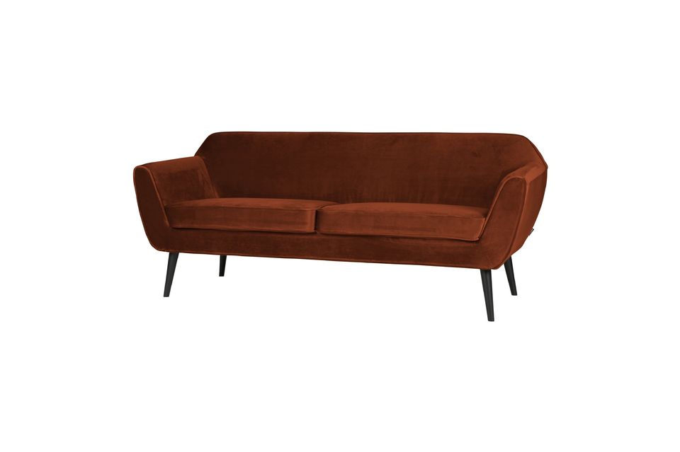 Dieses elegante 3-Sitzer-Sofa aus goldfarbenem Terracotta-Samt ist der letzte Schliff für Ihre