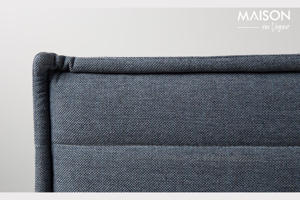 Seine gepolsterte Dreipunkt-Rückenlehne verleiht dem Sofa ein sehr elegantes Aussehen