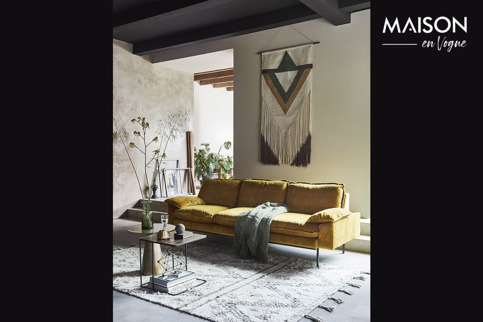Das Sofa Vez, 225 cm lang und 83 cm breit, bietet eine breite und großzügige Sitzfläche