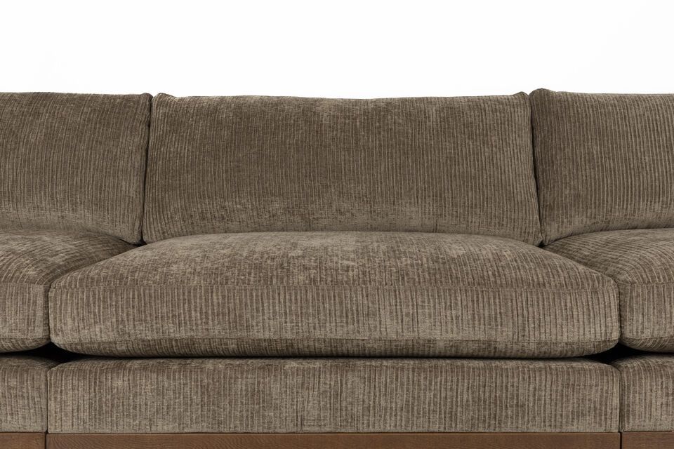 Dieses geräumige Sofa mit einer Länge von 335 cm und einer Tiefe von 101 cm bietet mit seiner