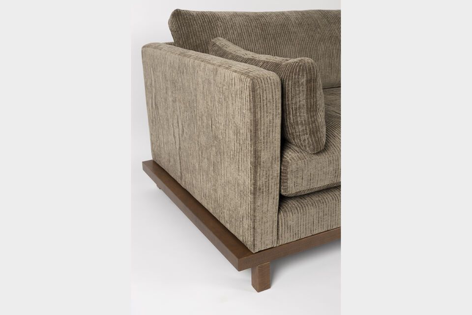 Das Sofa verbindet die Schlichtheit des Japandi-Designs mit einer soliden Basis aus gebeizter Eiche