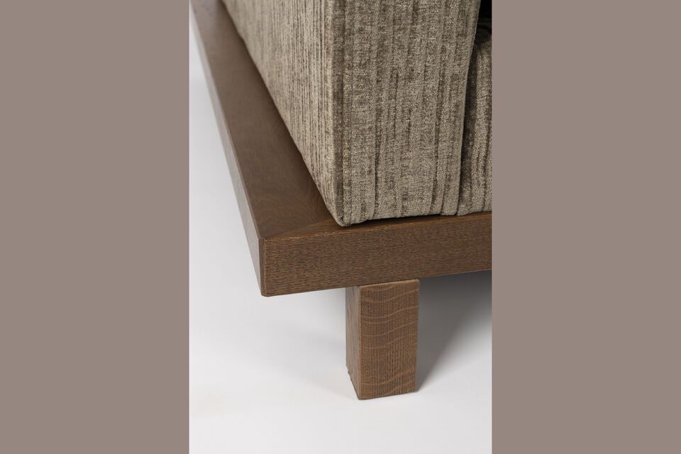 Der Charme des Sofas liegt in seinem schweren Stoff