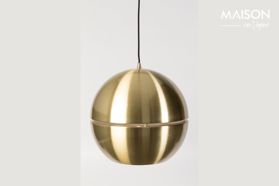 Ihr ganzes Zimmer spiegelt sich auf dieser sehr schicken goldenen Kugel wider