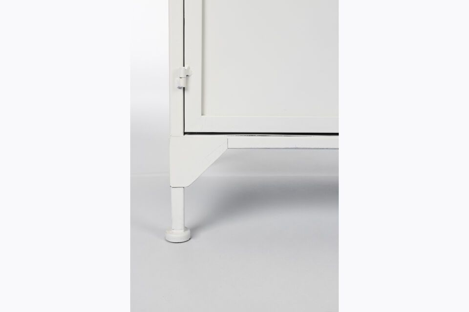 Die Türen dieses Sideboards sind aus einer Kombination von Glas- und Volltürblättern gefertigt