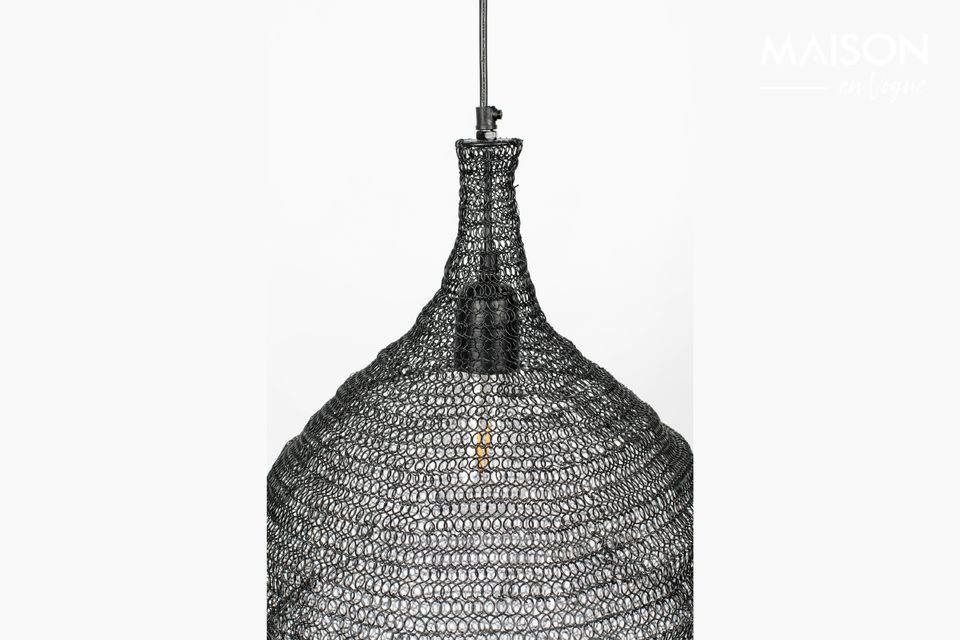 Eine Hängelampe mit modernem Design und einem Lampenschirm aus Eisengeflecht