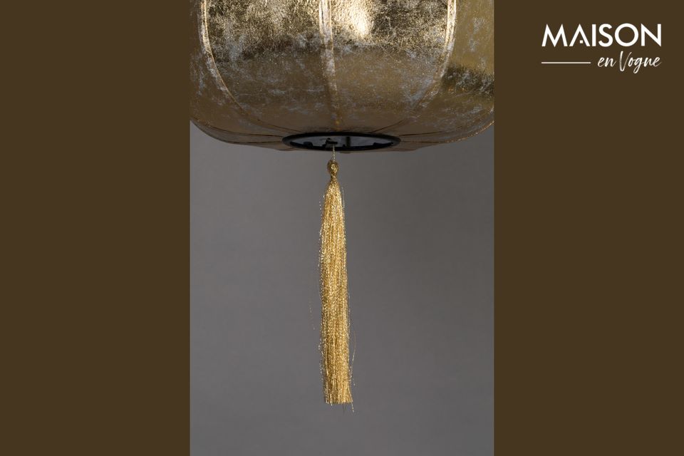 Beleuchtet verströmt diese Lampe ihren ganzen Charme
