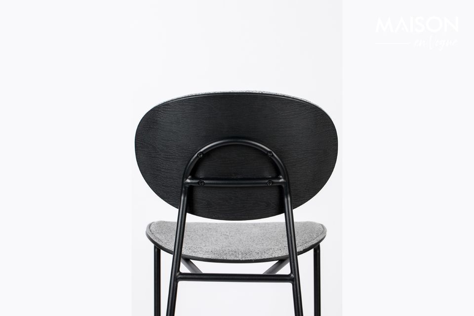 Die Kombination aus dem Grau des Stuhls und dem Schwarz der Struktur unterstreicht seine