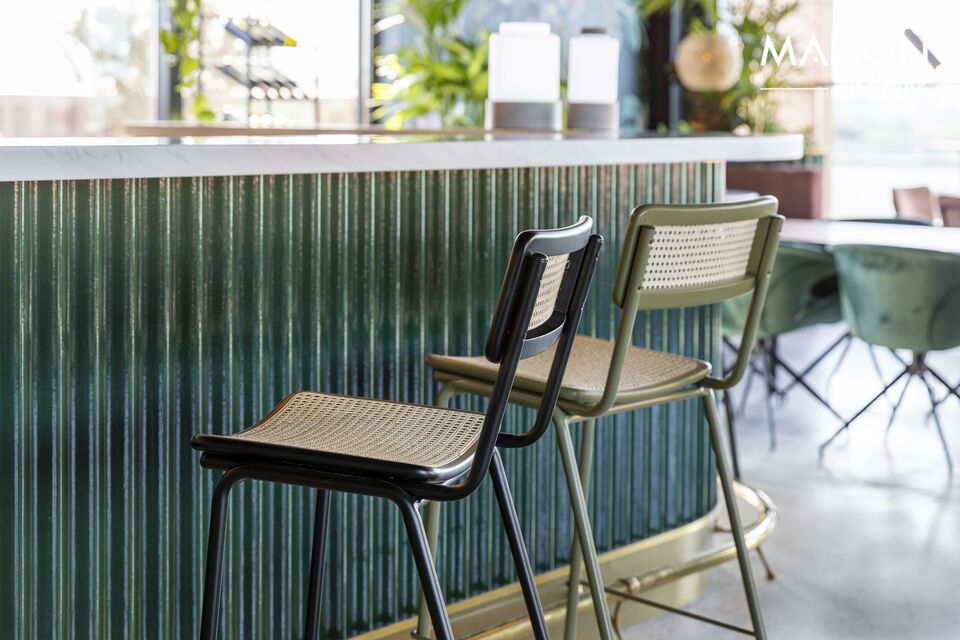 Der Barstuhl Jort aus Rattan und schwarzem Metall ist ein elegant-modernes Stück