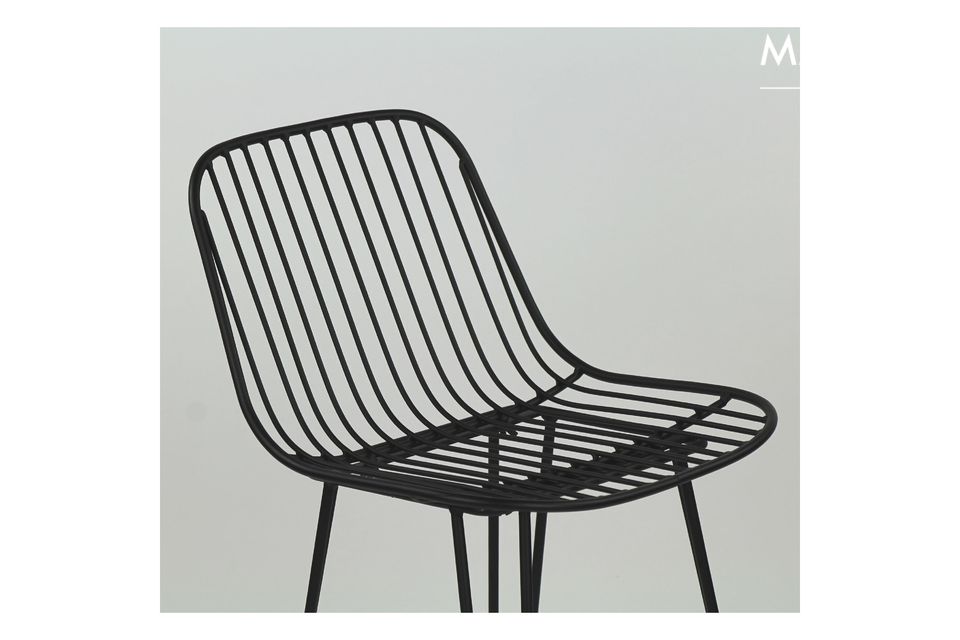 Ein metallischer Stuhl in Stangenform
