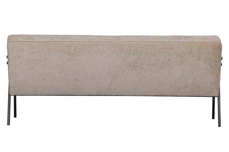 Das Sofa hat Metallfüße