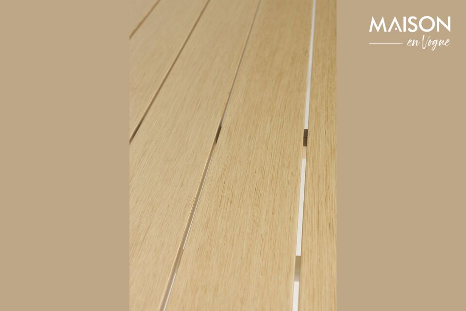 Der Aluminium-Gartentisch Beige vista erinnert mit Feingefühl an die Kunst des Freilufts und die
