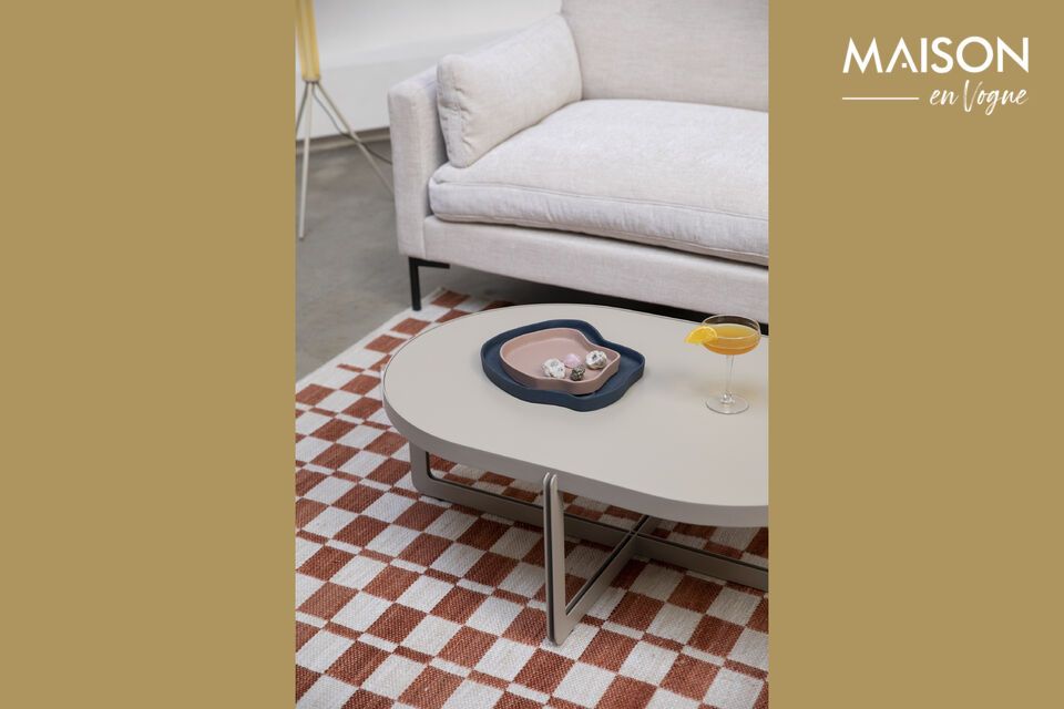 Der ovale Couchtisch aus beigem Stahl verleiht jedem Wohnraum einen Hauch von minimalistischer