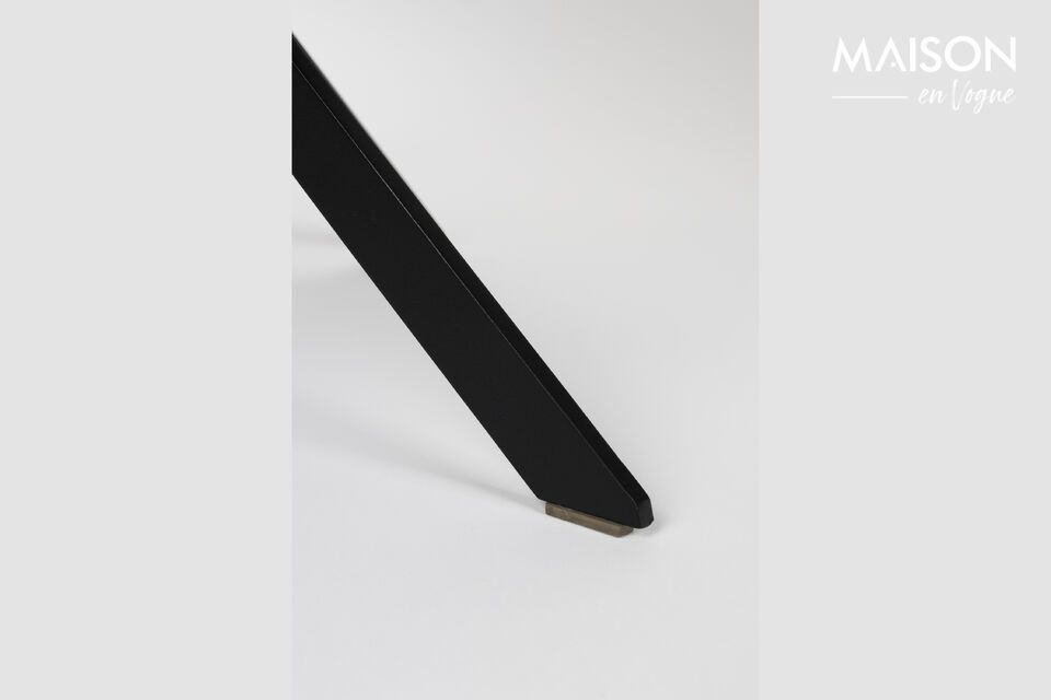 Sein elegantes Aussehen erinnert an die klaren Linien des skandinavischen Designs