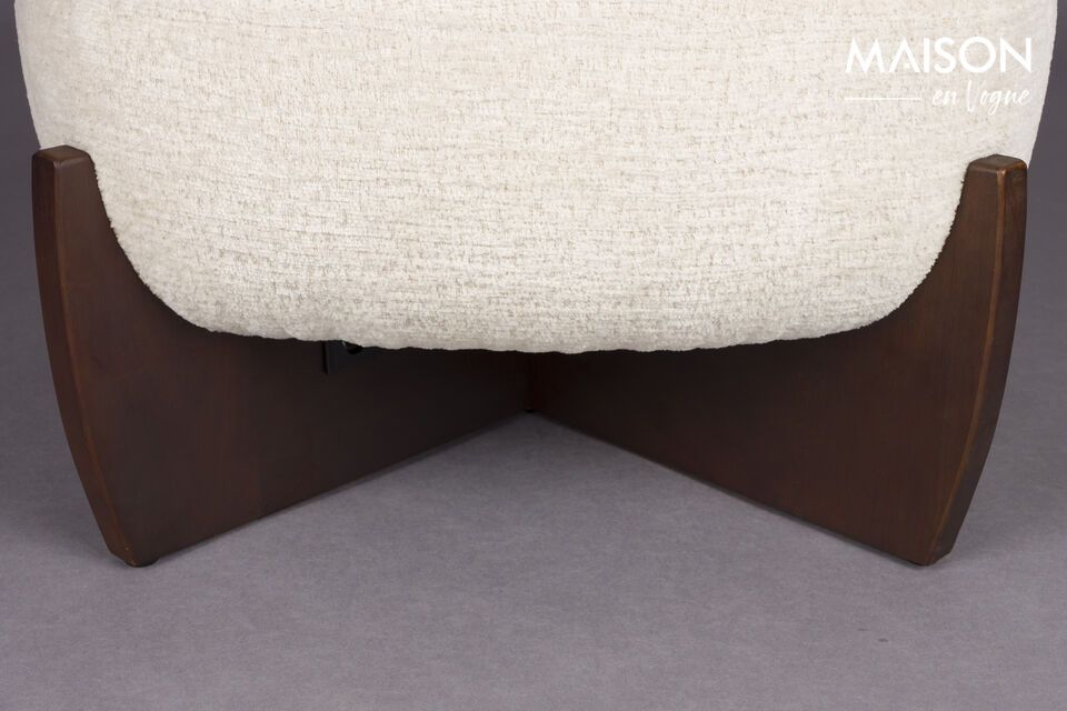Der beige Stoffhocker Emilius erinnert an eine gemütliche Pause in einer zeitgemäßen und