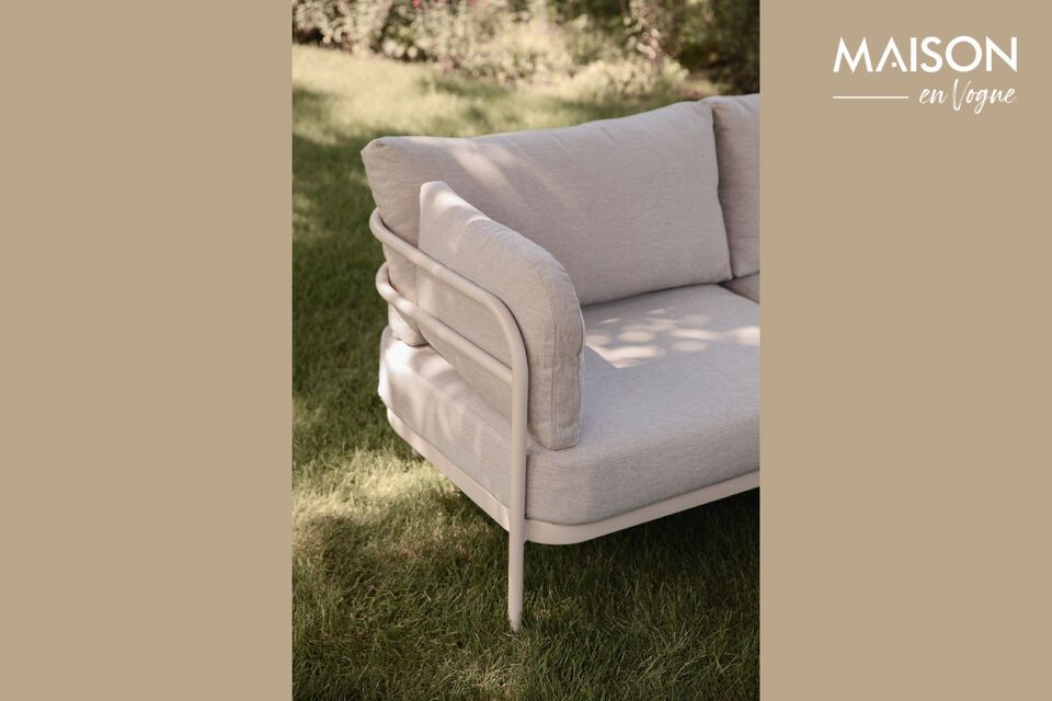 Die beige Farbe seines Stoffes ist von feinen Sandstränden inspiriert und erinnert an die