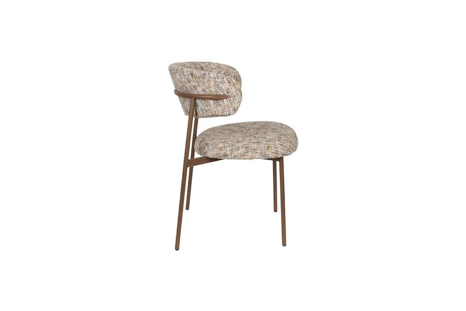 Der beige Stoffstuhl Claes ist mehr als nur ein Möbelstück; er wird zum Zeugen von gemeinsamen