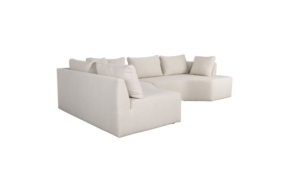 Das aus Polyester hergestellte Sofa lädt nicht nur zum Entspannen ein