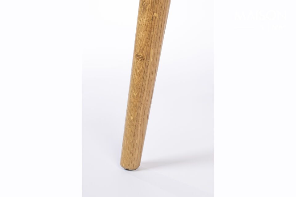 Sein Design aus robustem Holz verleiht ihm ein klassisches und zugleich trendiges Aussehen