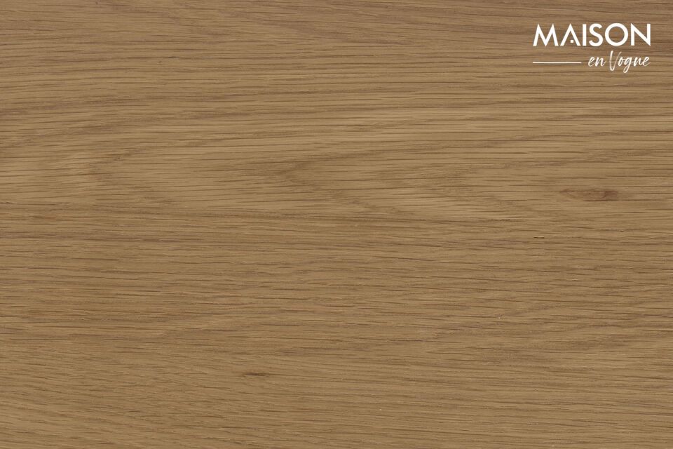 Der aus Holz gefertigte Tisch zeichnet sich durch seine abgerundeten Linien aus