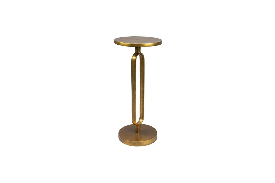 Das schlichte Design und die goldene Farbe des Tisches ermöglichen eine harmonische Integration in