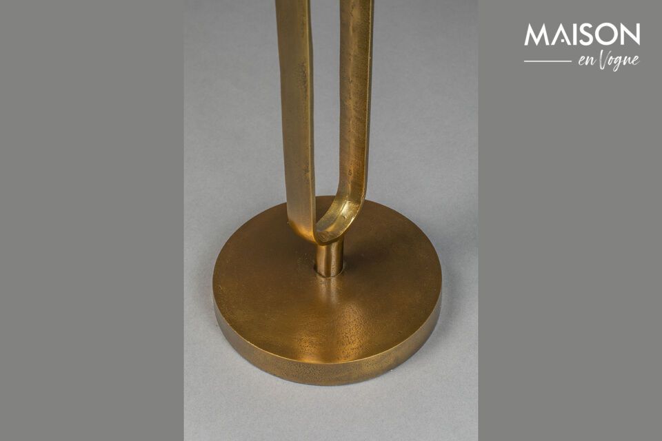 Dieser moderne Beistelltisch von Sandook mit seiner glänzenden goldenen Oberfläche verleiht jedem