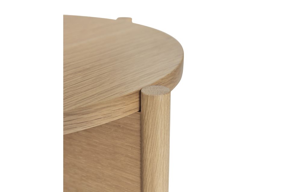 Dieser kleine Nachttisch aus Holz hat eine schlichte und moderne Ästhetik