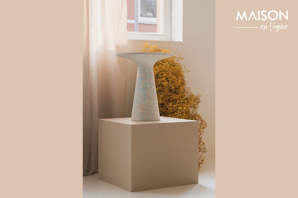 Hergestellt aus recyceltem Kunststoff ist dieses Stück nicht nur eine ästhetische Ergänzung für