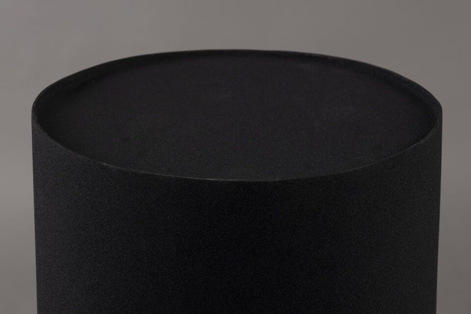 Entdecken Sie die elegante Schlichtheit des Beistelltisches Sai aus schwarzem Eisen