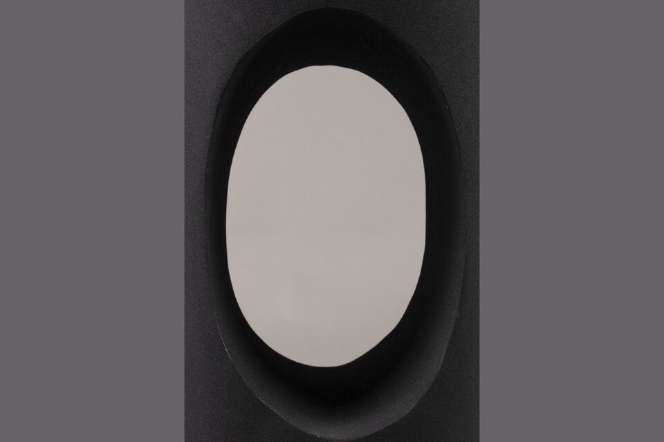 Mit seiner zeitlosen Farbe und dem robusten Eisengestell verbindet dieser Tisch Funktionalität mit