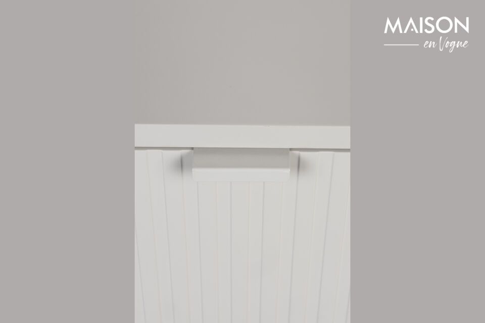 Mit seinen Maßen von 40x41x55 cm fügt er sich problemlos in verschiedene Räume ein
