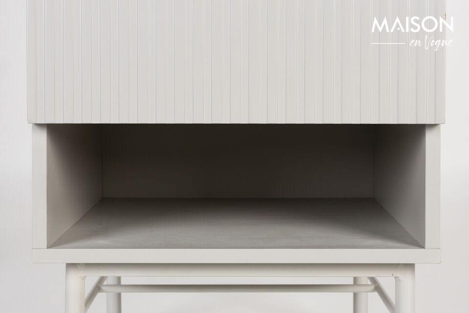 Er ist aus MDF gefertigt und hat eine glatte Oberfläche