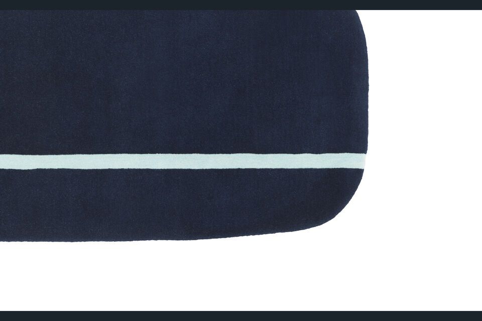 Auf einem sehr zarten blauen Hintergrund zeichnete der Designer eine Linie in einer dunkleren