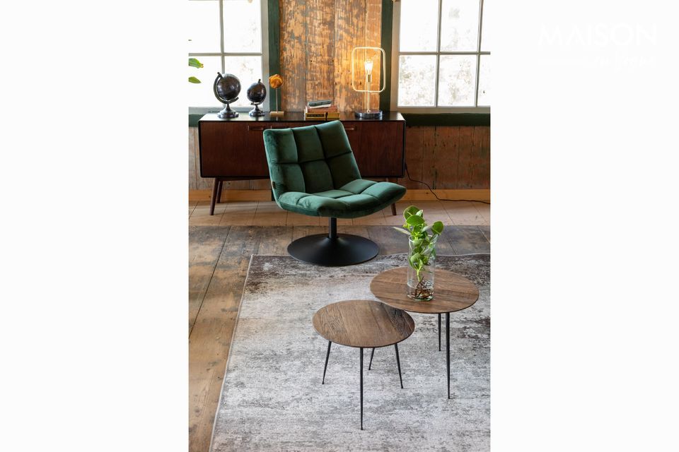 Dieser Tisch mit seinem zeitgemäßen Aussehen und seinen minimalistischen Formen passt problemlos