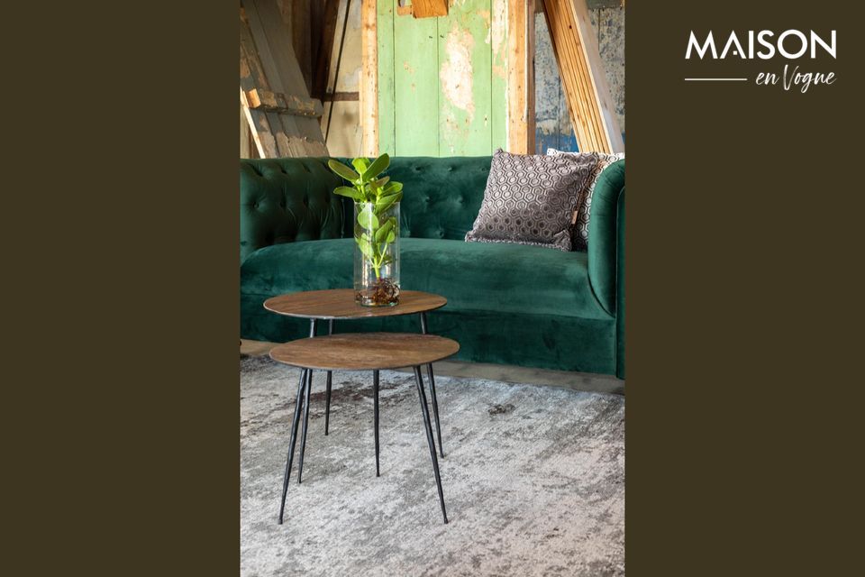Ein runder Tisch aus Holz und Stahl