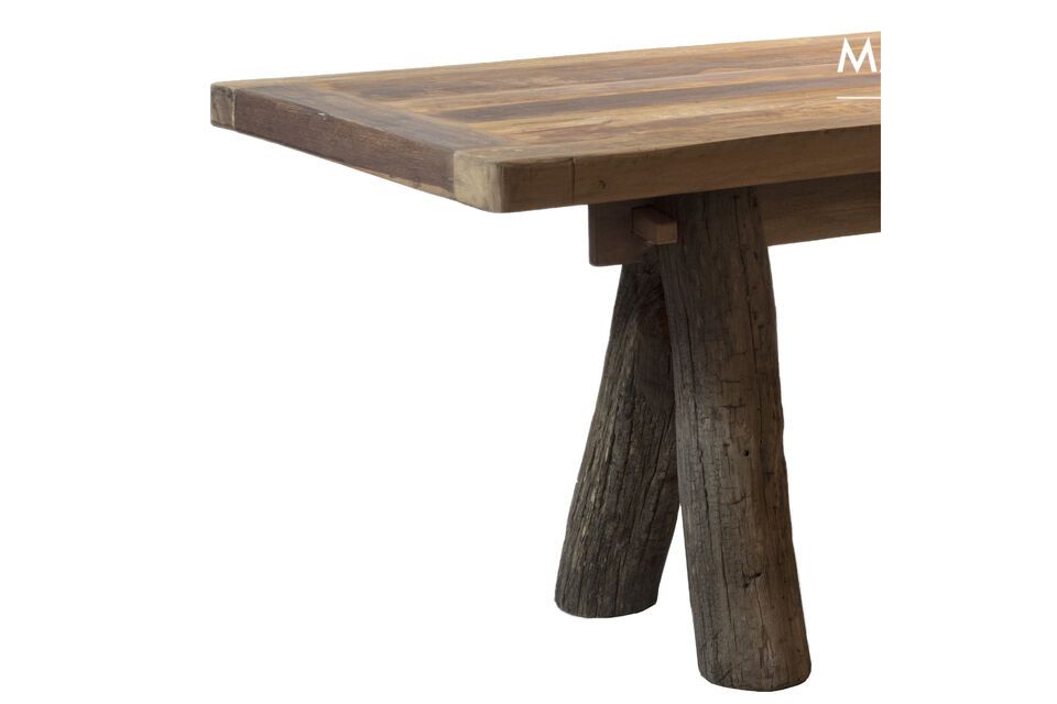 Das elegante Design und die klaren Linien des aus recyceltem Holz hergestellten Tisches harmonieren