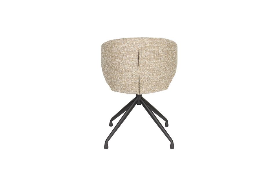 Die raffinierte Silhouette des Stuhls harmoniert perfekt mit natürlichen Materialien wie Holz oder