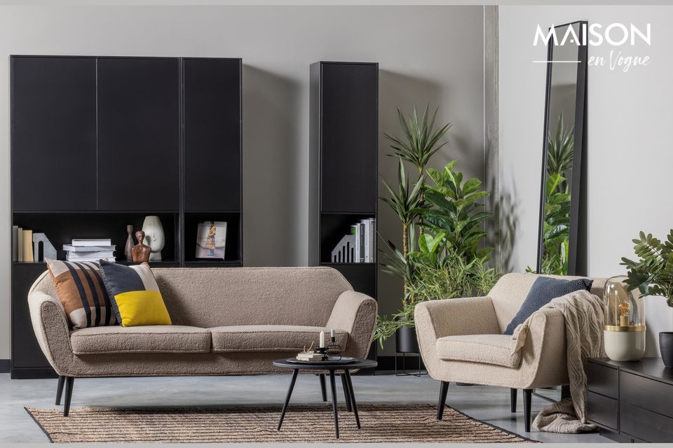 Dieses zweisitzige Sofa mit schlichtem Design hat eine plüschige Stoffpolsterung in Braun und