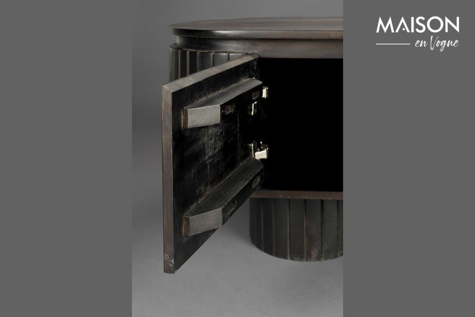 Mit seinen großzügigen Maßen von 140 x 40 x 45 cm steht es majestätisch in Ihrem Raum und ist